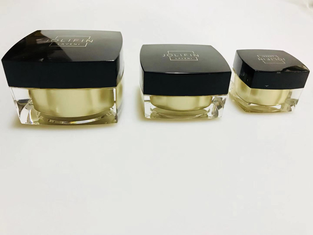 квадратни черни буркани за запечатване на капачка