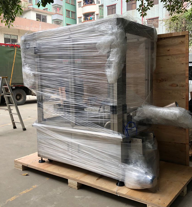 машина за затваряне на буркани за крем в дървена кутия